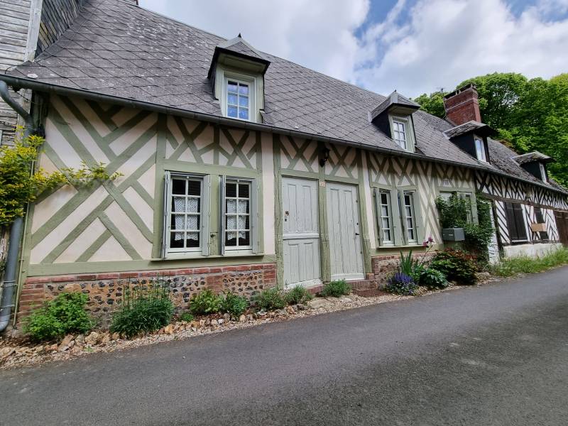 Maison normande dans un village typique normand