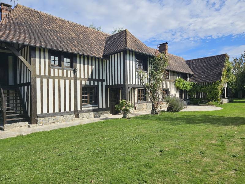 Maison normande avec une couverture tuiles.