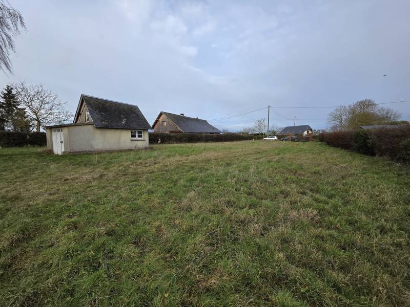Terrain à bâtir d'une contenance de 1 018 m² à 10 minutes au sud de Bernay