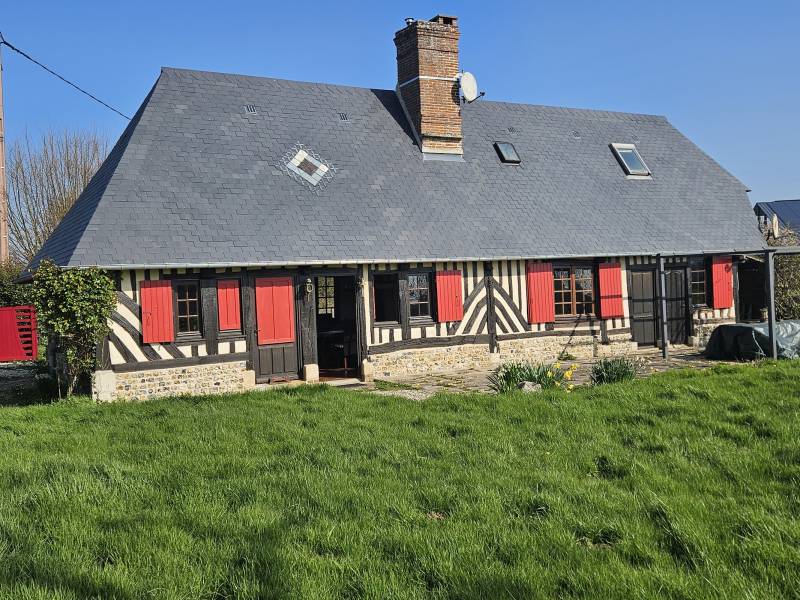 Maison normande en plein pays d'auge, au calme au milieu d'une propriété équestre, non loin des commerces et écoles.