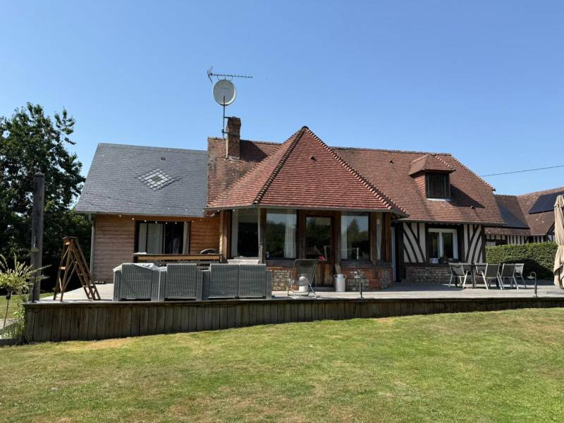 Ensemble de deux maisons Normande, au calme, située à 30 minutes de Deauville, sans être isolé, avec garage.