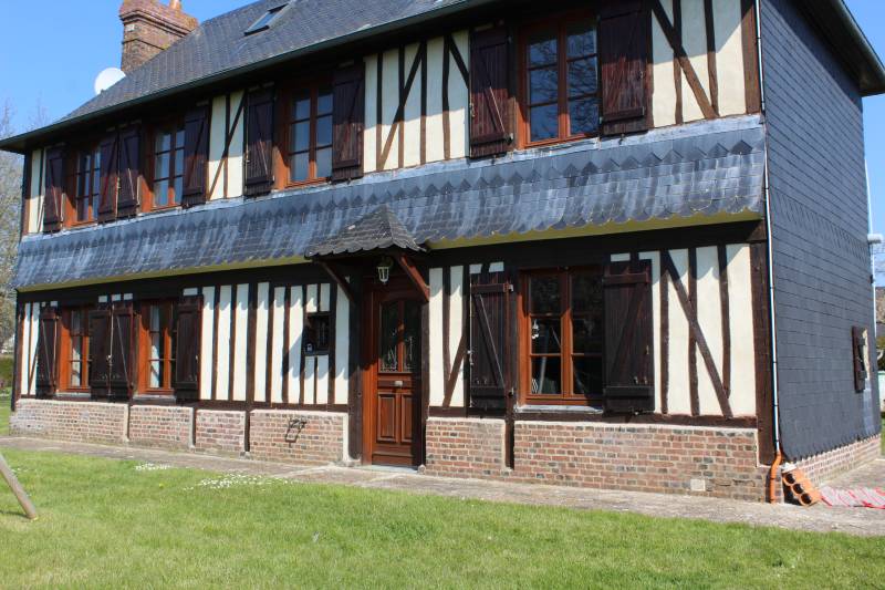 Pour cavaliers, toute les infrastructures équestre sont là, paddocks, boxes, sellerie, hangar, et tout cela proche des commerces et écoles..